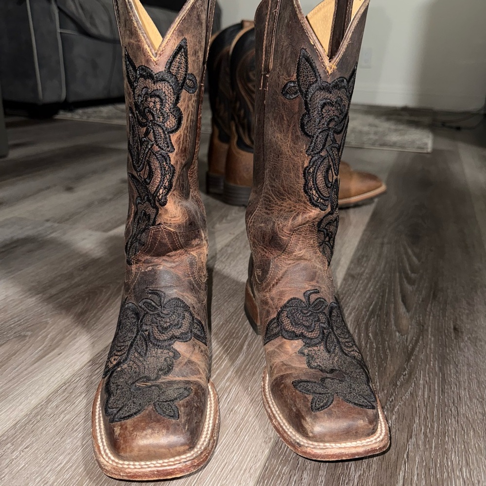Women's Brown Western Boots with Black Embroidery